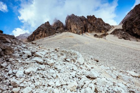Téléchargez les photos : Heure d'été dans les Dolomites. paysage avec montagnes, nuages et rochers. - en image libre de droit