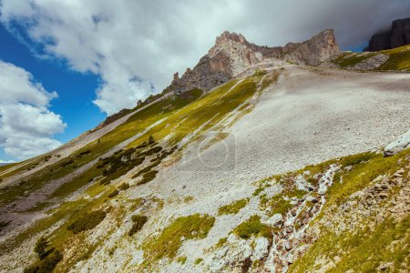 Téléchargez les photos : Heure d'été dans les Dolomites. paysage avec montagnes, collines, nuages et rochers. - en image libre de droit