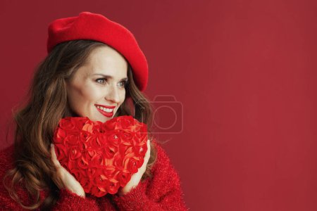 Téléchargez les photos : Joyeux Valentin. femme élégante souriante en pull rouge et béret avec coeur rouge. - en image libre de droit