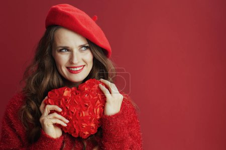 Téléchargez les photos : Joyeux Valentin. chère élégante femme d'âge moyen en pull rouge et béret avec coeur rouge. - en image libre de droit