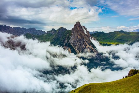 Téléchargez les photos : Heure d'été dans les Dolomites. paysage avec montagnes, collines et nuages. - en image libre de droit