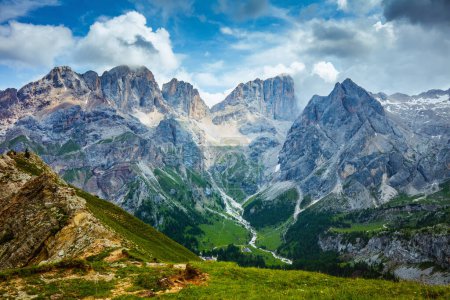 Téléchargez les photos : Heure d'été dans les Dolomites. paysage avec montagnes et nuages. - en image libre de droit
