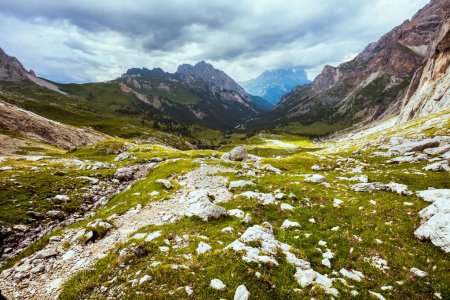 Foto de Hora de verano en Dolomitas. paisaje con montañas, nubes y rocas. - Imagen libre de derechos