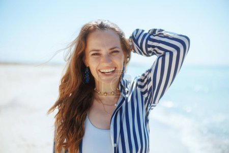 Foto de Retrato de mujer elegante feliz en la costa del océano divertirse. - Imagen libre de derechos