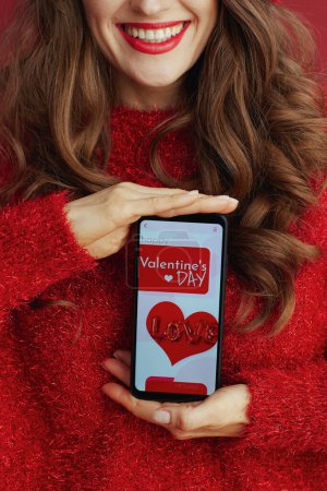 Téléchargez les photos : Joyeux Valentin. Gros plan sur femme avec smartphone et application Valentine. - en image libre de droit