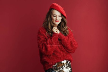 Foto de Feliz San Valentín. sonriente mujer de moda con el pelo largo ondulado en suéter rojo y boina. - Imagen libre de derechos