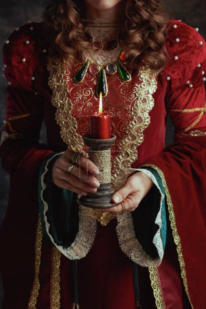 Foto de Primer plano de la reina medieval en vestido rojo con vela. - Imagen libre de derechos