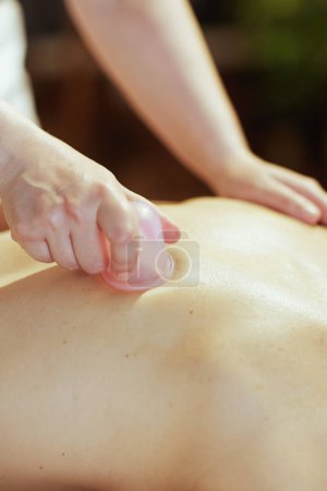 Foto de Tiempo de atención médica. Primer plano del terapeuta de masaje médico en el gabinete de masajes con terapia de vacío taza de masaje cliente. - Imagen libre de derechos