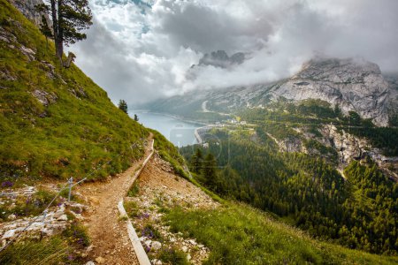 Téléchargez les photos : Heure d'été dans les Dolomites. paysage avec montagnes, lac Fedaia, nuages, forêt et sentier. - en image libre de droit