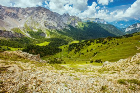 Foto de Hora de verano en Dolomitas. paisaje con montañas, colinas, nubes y bosques. - Imagen libre de derechos