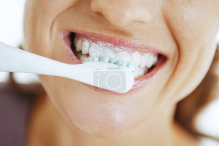 Foto de Primer plano de la mujer feliz cepillarse los dientes - Imagen libre de derechos