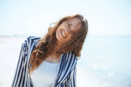 Foto de Sonriente hembra moderna en la orilla del océano divertirse. - Imagen libre de derechos