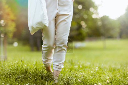 Foto de Hora de verano. Primer plano de la mujer caminando en el prado exterior en la naturaleza. - Imagen libre de derechos