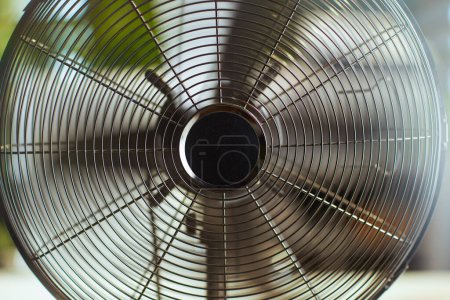 Téléchargez les photos : L'heure d'été. Gros plan sur ventilateur électrique. - en image libre de droit