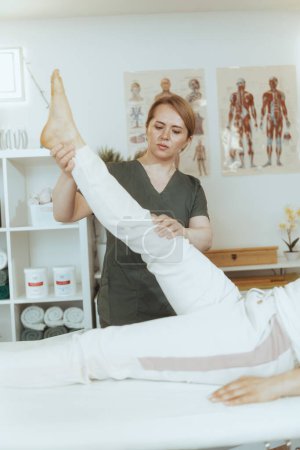 Téléchargez les photos : Temps de santé. coûteuse massothérapeute féminine dans l'armoire de massage avec le client faisant check-up. - en image libre de droit