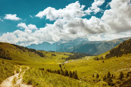 Téléchargez les photos : Heure d'été dans les Dolomites. paysage avec montagnes, collines, nuages, arbres et sentiers. - en image libre de droit