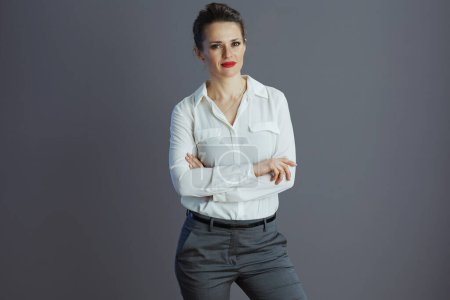 Téléchargez les photos : Femme travailleuse à la mode en chemisier blanc isolé sur fond gris. - en image libre de droit