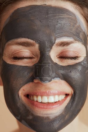 Foto de Sonriente mujer de 40 años con máscara cosmética. - Imagen libre de derechos