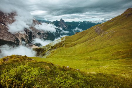 Téléchargez les photos : Heure d'été dans les Dolomites. paysage avec montagnes, collines, nuages, herbe et brouillard. - en image libre de droit