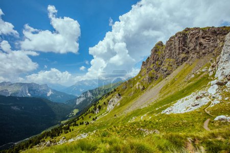Téléchargez les photos : Heure d'été dans les Dolomites. paysage avec montagnes, collines et nuages. - en image libre de droit