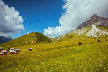 Foto de Hora de verano en Dolomitas. paisaje con montañas, colinas, nubes y prados. - Imagen libre de derechos