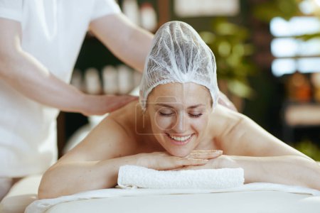 Téléchargez les photos : Temps de santé. massothérapeute dans le salon de spa avec un client heureux faire un massage thérapeutique. - en image libre de droit