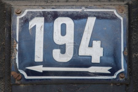 Foto de Placa esmaltada de metal cuadrado de grunge envejecido del número de dirección de la calle con el número 194 - Imagen libre de derechos
