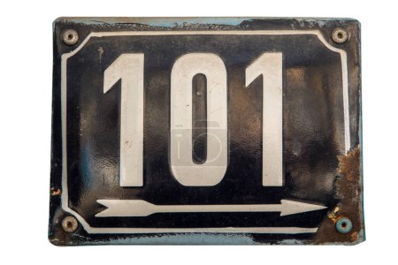 Téléchargez les photos : Grunge altérée plaque émaillée en métal carré du nombre d'adresse municipale avec le numéro 101 isolé sur fond blanc - en image libre de droit