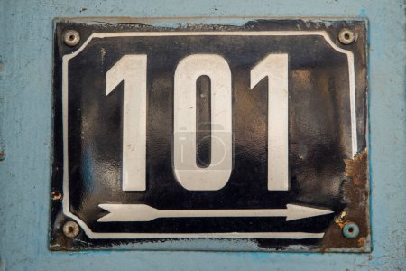 Téléchargez les photos : Plaque émaillée de métal carré grunge altérée du nombre d'adresse municipale avec le numéro 101 - en image libre de droit