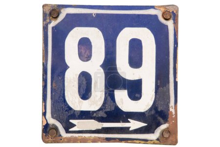 Foto de Placa esmaltada de metal cuadrado de grunge envejecido del número de dirección de la calle con el número 89 aislado en fondo blanco - Imagen libre de derechos
