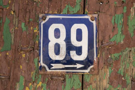 Foto de Placa esmaltada de metal cuadrado de grunge envejecido del número de dirección de la calle con el número 89 - Imagen libre de derechos
