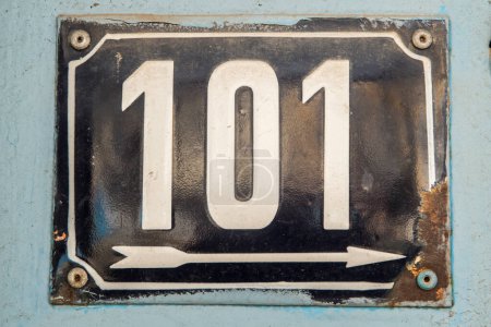 Téléchargez les photos : Plaque émaillée de métal carré grunge altérée du nombre d'adresse municipale avec le numéro 101 - en image libre de droit