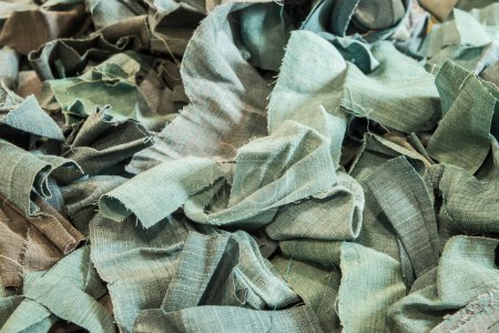 Stapel von Stoffresten in Nahaufnahme als textiler Hintergrund