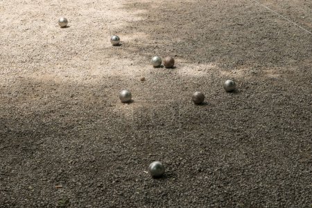 Foto de Bolas de petanca (petanca) cerca de la pelota objetivo jack en tierra de grava petanca - Imagen libre de derechos