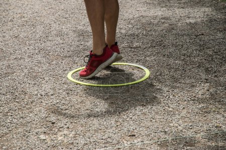 Foto de Pies de jugador de petanca en círculo de trowing en el patio de grava de petanca - Imagen libre de derechos