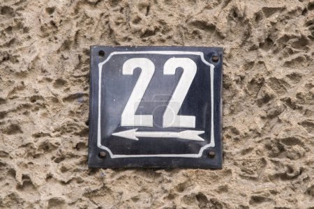 Plaque émaillée de métal carré grunge altérée du nombre d'adresse municipale avec le numéro 22