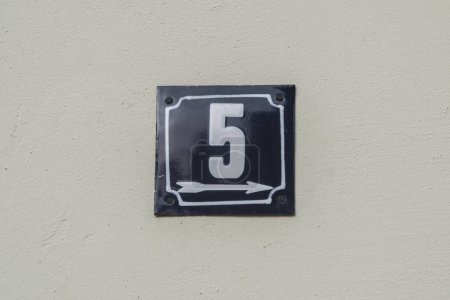 Téléchargez les photos : Plaque émaillée de métal carré grunge altérée du nombre d'adresse municipale avec le numéro 5 - en image libre de droit