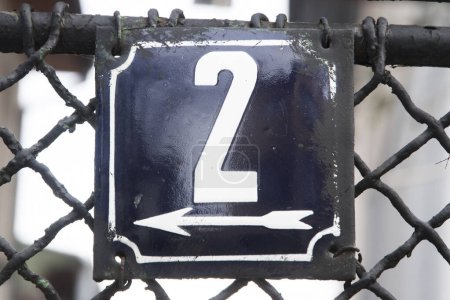 Placa esmaltada de metal cuadrado de grunge envejecido del número de dirección de la calle con el número 2