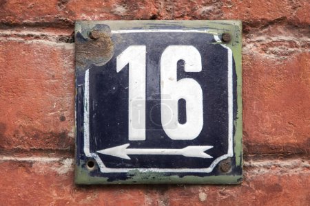 Téléchargez les photos : Plaque émaillée de métal carré grunge altérée du nombre d'adresse municipale avec le numéro 16 - en image libre de droit