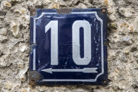 Placa esmaltada de metal cuadrado de grunge envejecido del número de dirección de la calle con el número 10 aislado en el fondo blanco