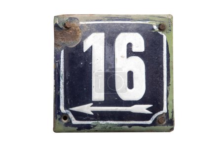 Placa esmaltada de metal cuadrado de grunge envejecido del número de dirección de la calle con el número 16 aislado en fondo blanco