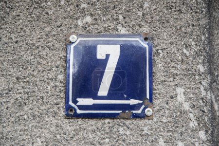 Téléchargez les photos : Plaque émaillée de métal carré grunge altérée du nombre d'adresse municipale avec le numéro 7 - en image libre de droit