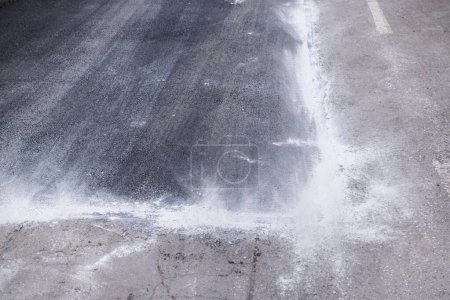 Foto de Nuevo parche de asfalto colocado en el primer plano de la carretera reparada - Imagen libre de derechos
