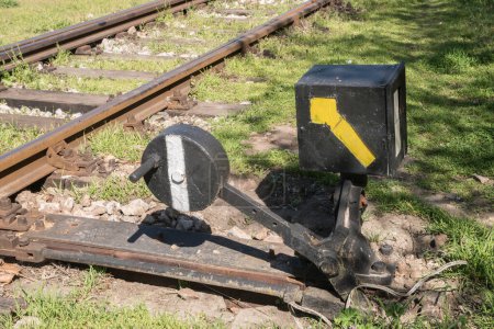Interrupteur ferroviaire vintage à commande manuelle avec levier, poids et signal en gros plan
