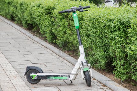 Foto de Scooter eléctrico aparcado en el primer plano de la ciudad pavimento - Imagen libre de derechos