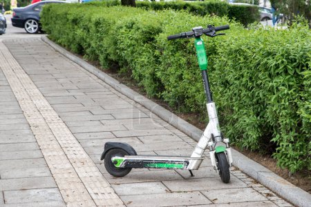 Foto de Scooter eléctrico aparcado en el primer plano de la ciudad pavimento - Imagen libre de derechos