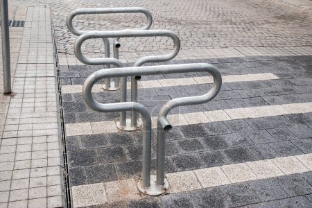 Poller für Fahrradständer in der Stadtstraße