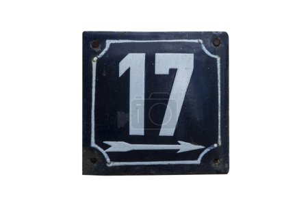 Plaque métallique altérée du nombre d'adresse municipale numéro 17 isolée sur fond blanc