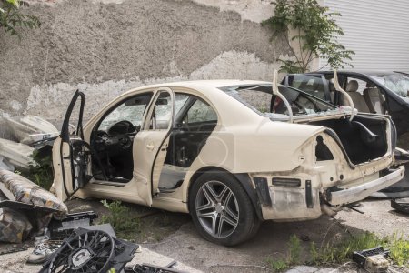 Auto in Schrottplatz gekracht