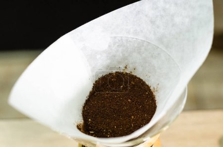 Foto de Preparación de café con quimiex de vidrio en la cafetería. La máquina de café Chemex es un dispositivo para preparar café como una bebida caliente de origen alemán - Imagen libre de derechos
